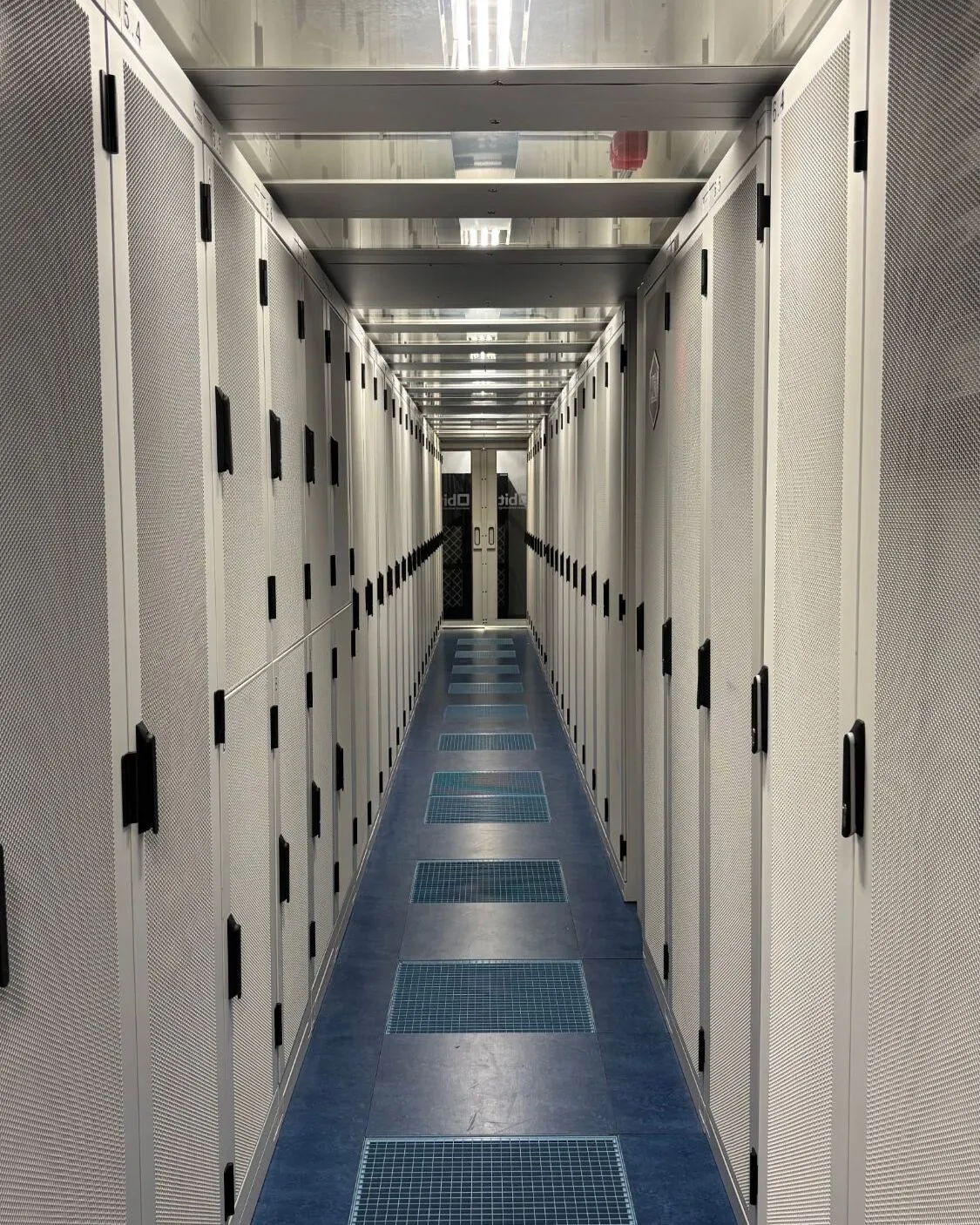 Servergang met racks in het datacenter