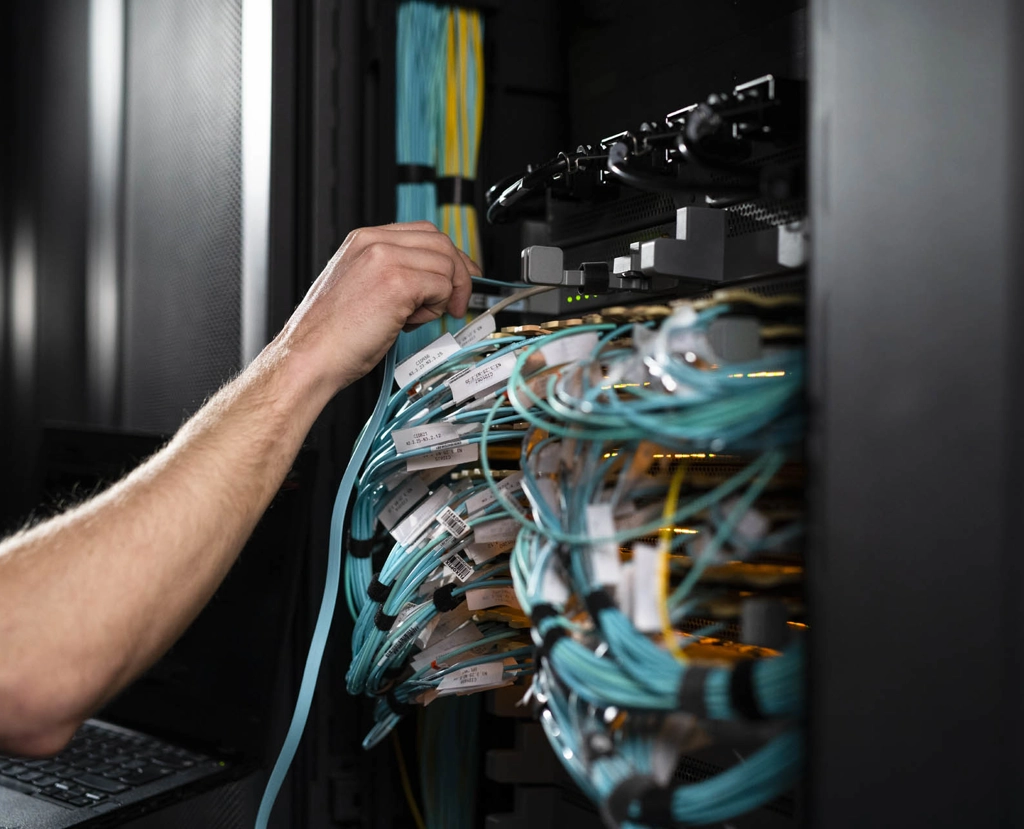 Glasvezelpatching in een rack bij Greenhouse Datacenters in Naaldwijk